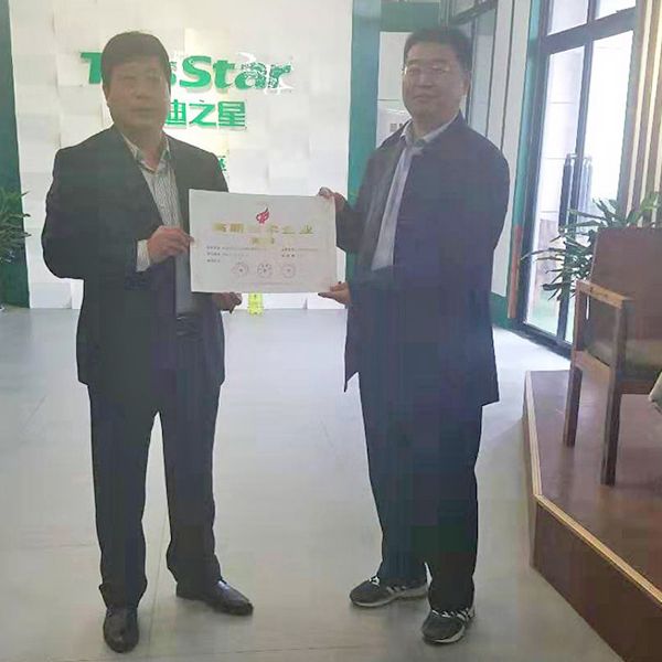 菏澤高新區(qū)科技局局長張宇同志向公司頒發(fā)高新企業(yè)證書 